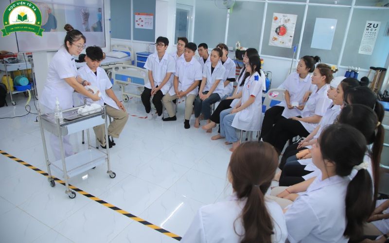 So sánh cơ hội nghề nghiệp của học Y sĩ Đa khoa và học ngành dược