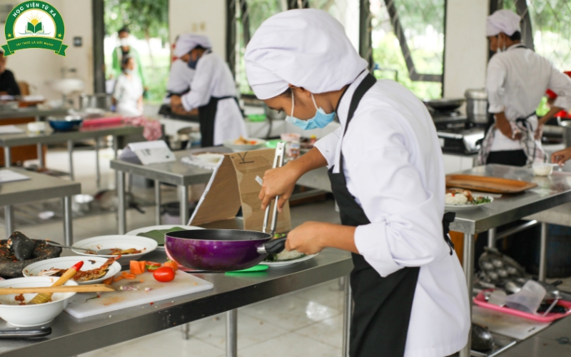 Đăng ký học kỹ thuật chế biến món ăn ở đâu uy tín tại TP.HCM?