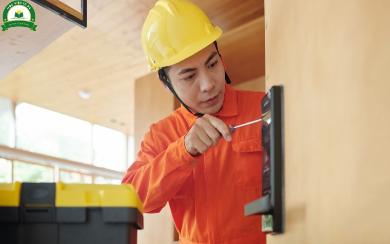 Tại sao nên học trung cấp Điện tử công nghiệp tại trường Tuyensinhtuxa.edu.vn