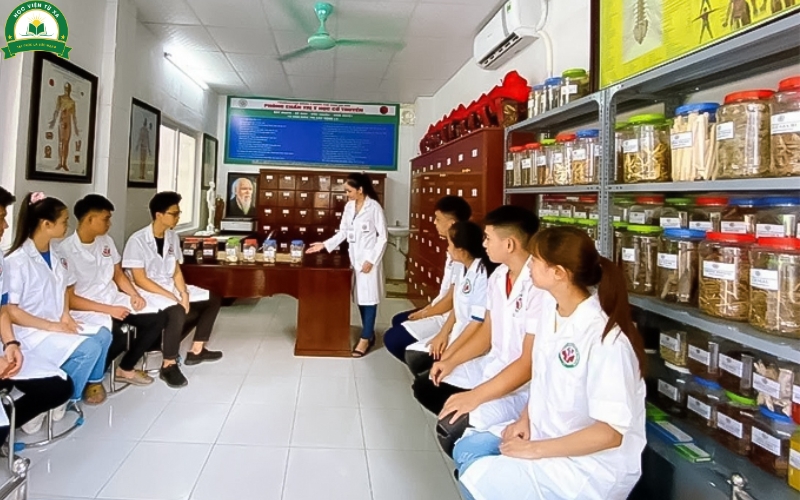 Điều kiện tuyển sinh và thời gian đào tạo trung cấp Y học cổ truyền vừa học vừa làm