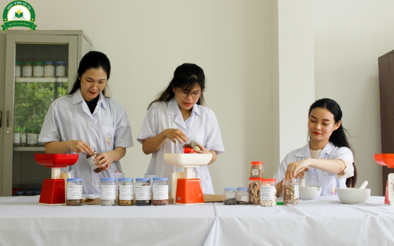 Tại sao nên học trung cấp y sĩ y học cổ truyền tại Tuyensinhtuxa.edu.vn