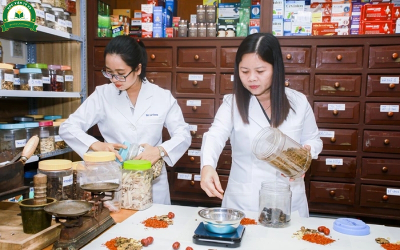 Trung cấp Y sĩ Y học cổ truyền là gì?