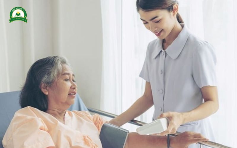 Ai nên học Trung cấp Điều dưỡng vừa học vừa làm