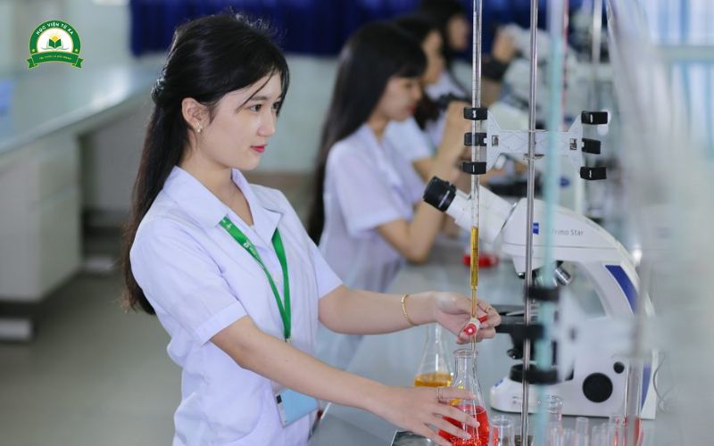 Học gì trong chương trình Trung cấp Dược Online