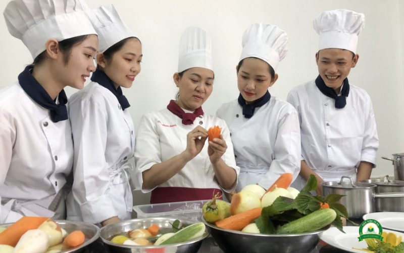 Học Trung cấp Kỹ thuật chế biến món ăn có cần thi không?