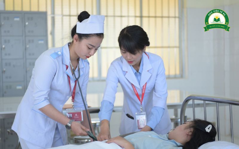 Lý do nên học Trung cấp Điều dưỡng cấp tốc tại tuyensinhtuxa.edu.vn?