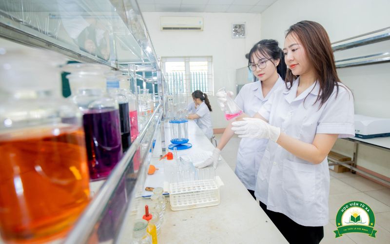 Ai có thể đăng ký học Trung cấp nghề Dược?