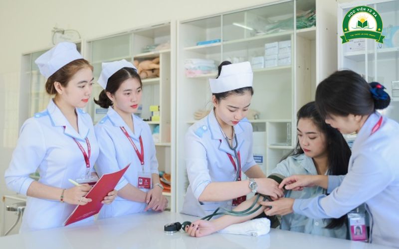 Tại sao nên học Trung cấp nghề Y sĩ đa khoa tại Tuyensinhtuxa.edu.vn?
