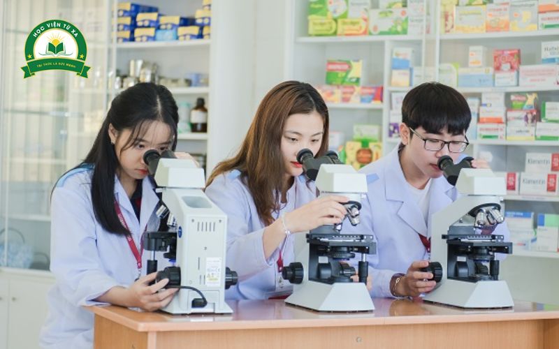Tiêu chí chọn trường học Trung cấp Dược vừa học vừa làm chất lượng