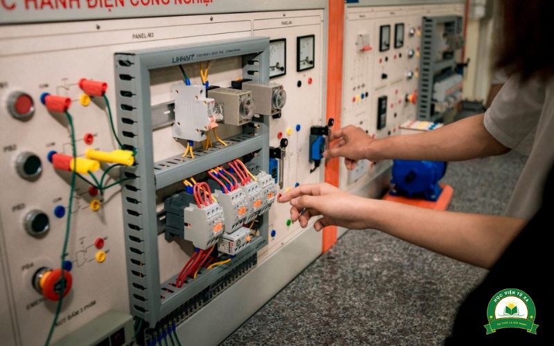 Tại sao nên học Trung cấp Điện công nghiệp dân dụng tại tuyensinhtuxa.edu.vn?