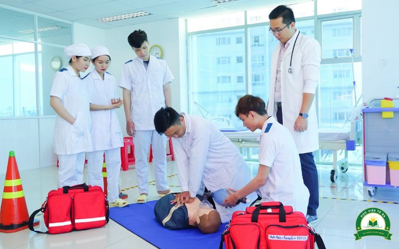 Thông báo xét tuyển học Trung cấp Y sĩ đa khoa Chính quy
