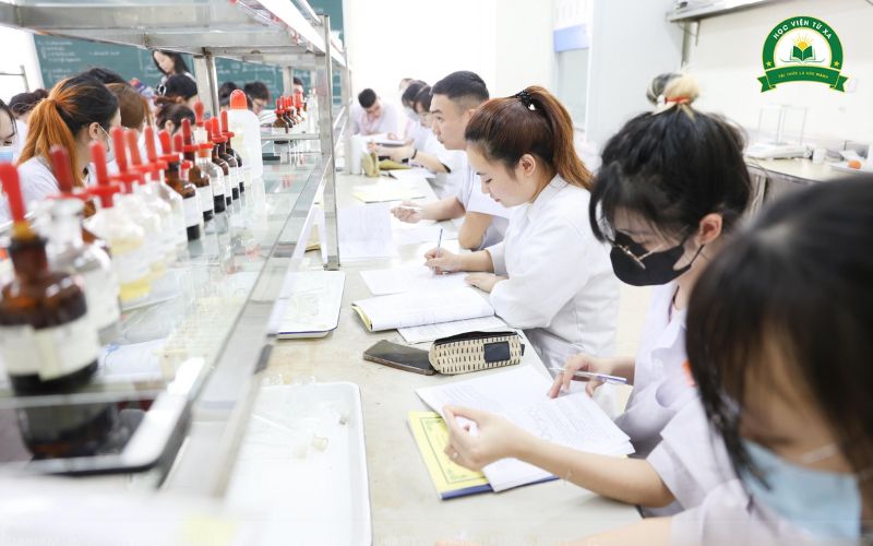 Ưu điểm của khóa học Trung cấp Dược vừa học vừa làm tại Quảng Ngãi