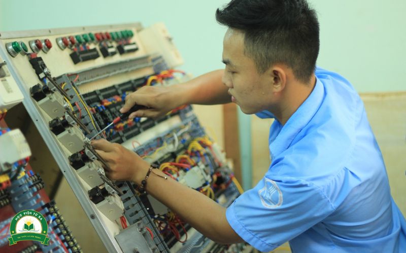 Đăng ký học Trung cấp Điện công nghiệp dân dụng ở đâu?