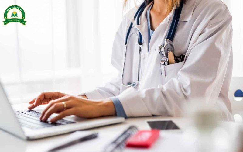 Học Y sĩ đa khoa liên thông lên Bác sĩ có lợi gì?