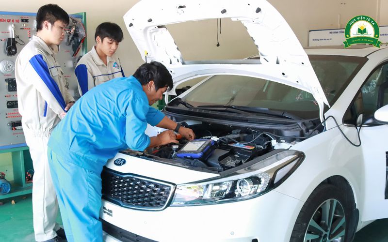 Trung cấp Công nghệ ô tô là gì?