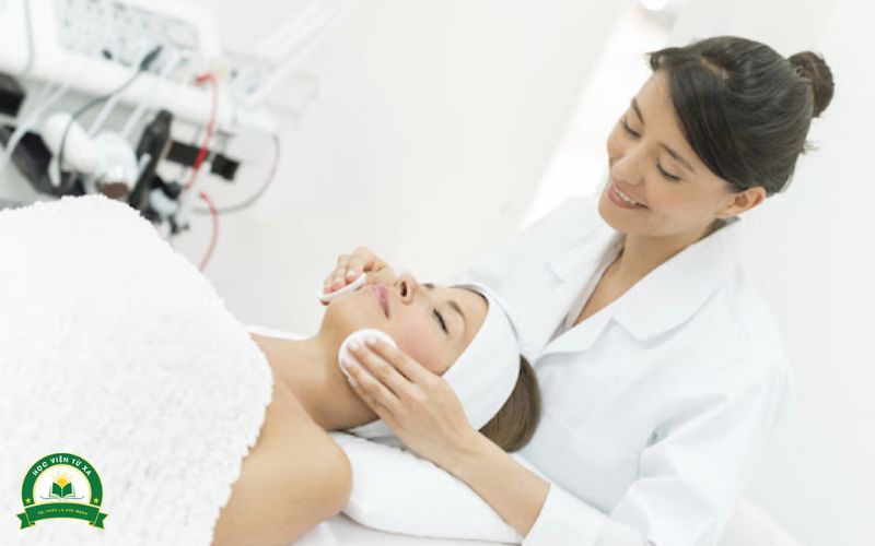 Vì sao Trung cấp Chăm sóc sắc đẹp ngày càng được nhiều người chọn?