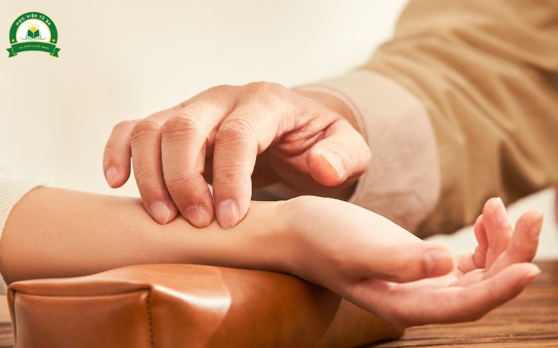 Bằng Trung cấp Y học cổ truyền mang lại lợi ích gì cho sự nghiệp?