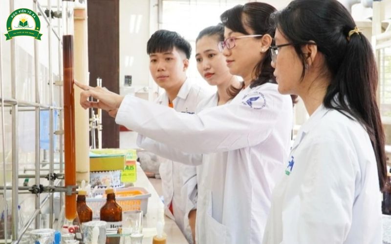 Đối tượng nào học được Trung cấp ngành Dược Từ xa?