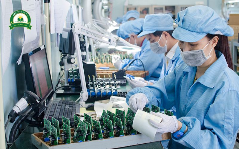Vì sao nên chọn học Cao đẳng Điện tử công nghiệp thay vì học nghề ngắn hạn?
