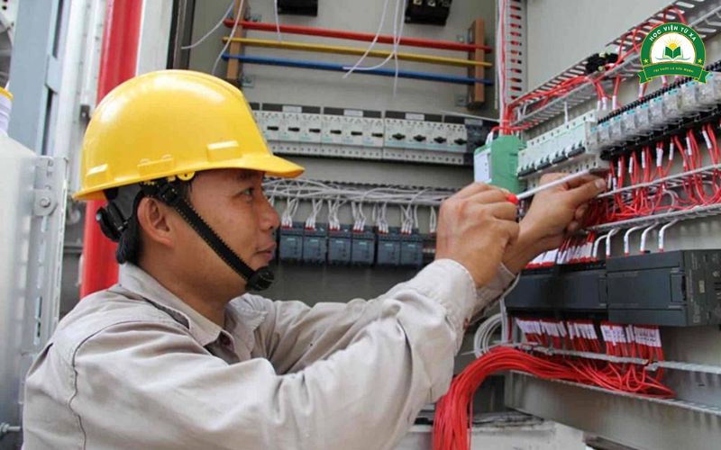 Điều kiện tuyển sinh và đối tượng nên theo học Trung cấp ngành Điện công nghiệp dân dụng Cấp tốc