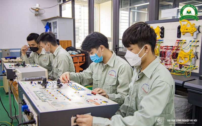 Học Văn bằng 2 Công nghệ ô tô ra làm những công việc gì?