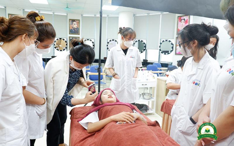 Học ngành Chăm sóc sắc đẹp
