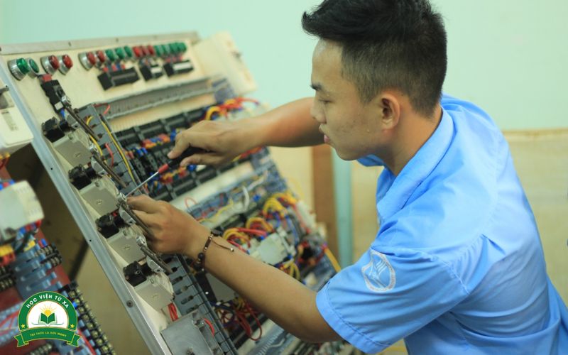 Nên học liên thông Trung cấp lên Cao đẳng Điện công nghiệp ở đâu ?