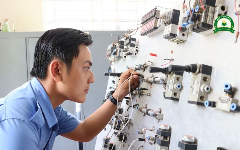 Vì sao nhiều người chọn học Chương trình đào tạo ngành Điện công nghiệp?