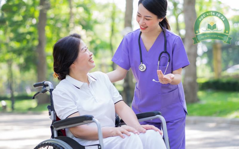 Ai phù hợp với chương trình liên thông Trung cấp ngành Điều dưỡng Từ xa?