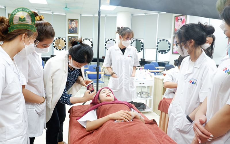 Muốn học nghề làm đẹp nhưng cả tuần đều bận đi làm?