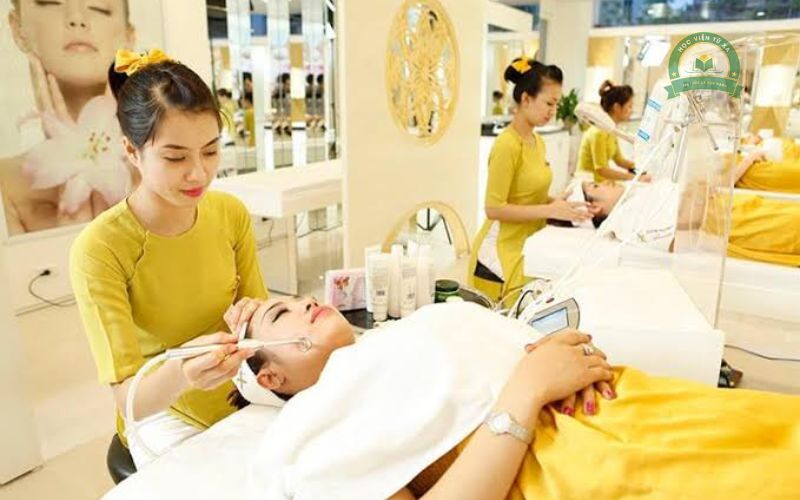 Trung cấp Chăm sóc sắc đẹp học cuối tuần có phù hợp với người đi làm không?