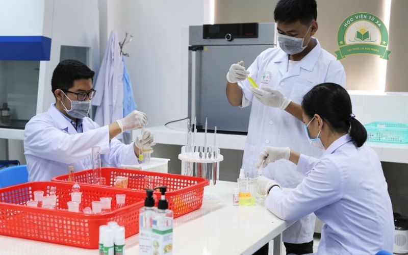 Trung cấp Dược học ngoài giờ hành chính có phù hợp với người đi làm không?