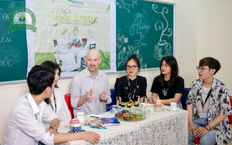 Vì sao nhiều người đi làm vẫn quyết định học Trung cấp Tiếng Anh học ngoài giờ hành chính?