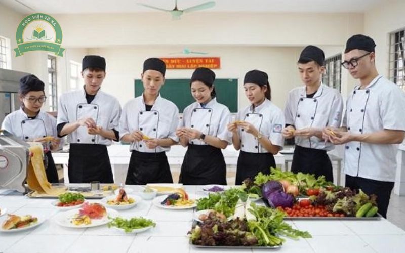 Vì sao nhiều người lựa chọn học liên thông Trung cấp ngành Kỹ thuật chế biến món ăn Từ xa?
