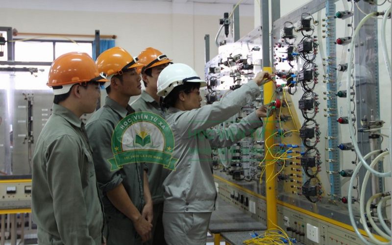Ai phù hợp với khóa Trung cấp Điện công nghiệp học online?