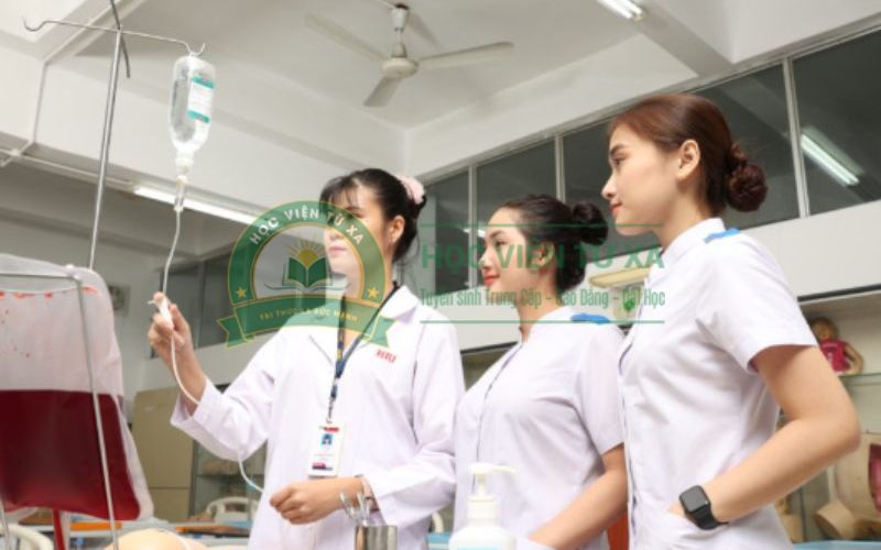 Cao đẳng Điều dưỡng học cuối tuần xong có thể làm gì?
