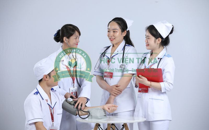 Người đi làm học Cao đẳng Điều dưỡng học cuối tuần có thuận tiện không?