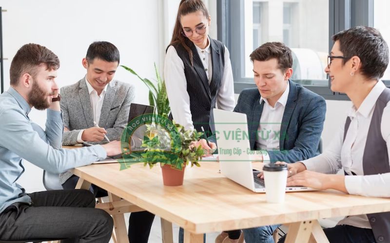 Người đi làm học Cao đẳng Quản trị kinh doanh có khó không?