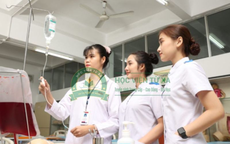 Cơ hội việc làm khi học ngành Điều dưỡng học online