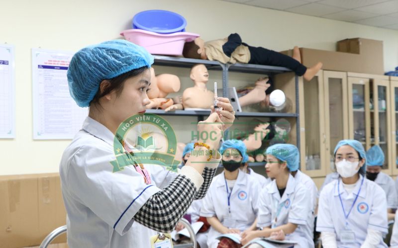 Người đi làm có nên học Cao đẳng Y sĩ đa khoa học online không?