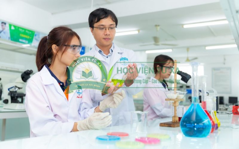 Người đi làm học Cao đẳng Dược học online có thuận tiện không?