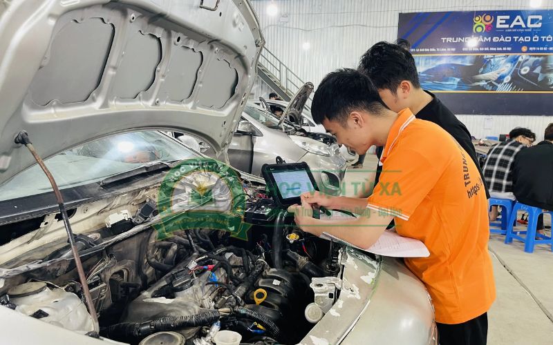 Người đi làm học Cao đẳng ô tô học online có tiện không?